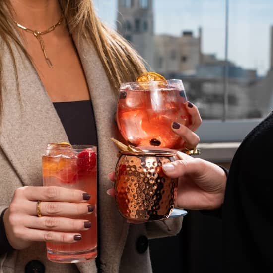 Disfruta de un cóctel en La Catorce Sky Bar