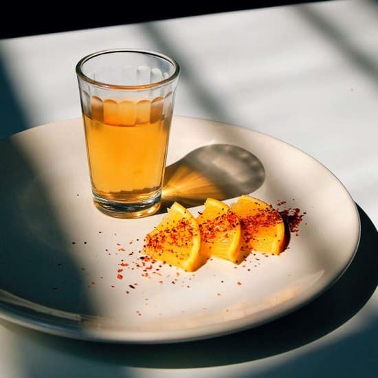 Cata de mezcal y tequila con degustación de tacos en VinoPremier