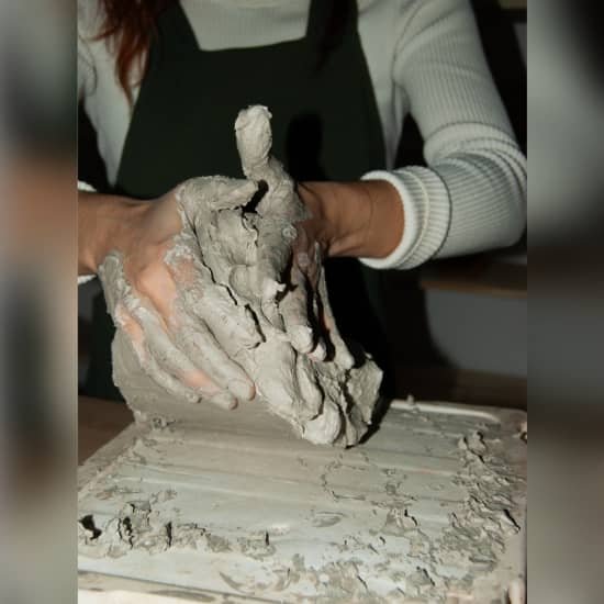 Crea y pinta tu pieza de cerámica + copa de vino!