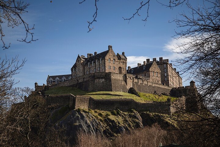 Edinburgh Castle & Royal Mile Walking Tour – Ticket Included