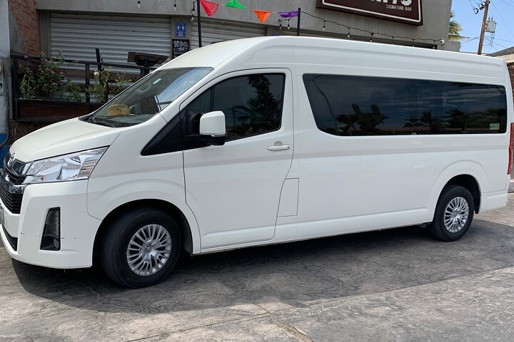 Private Los Cabos Airport Transfer with Welcome Drinks