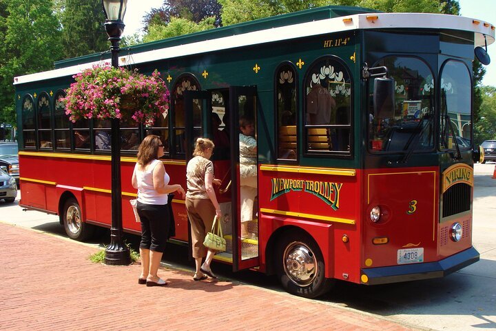 Newport Trolley Tour with Marble House – Viking Tours