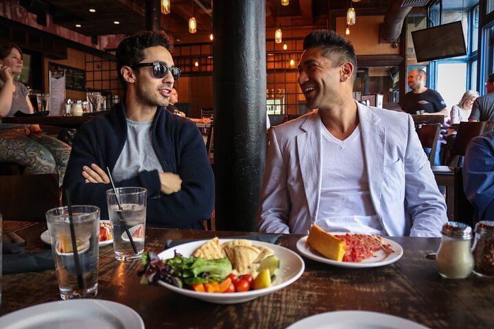Chicago Food Tour: 6 Dishes with Deep Dish Pizza & Beef Sandwich