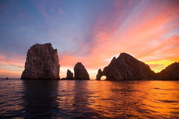 Cabo Private Sunset Yacht Tour: Dinner, Drinks and Arch Views